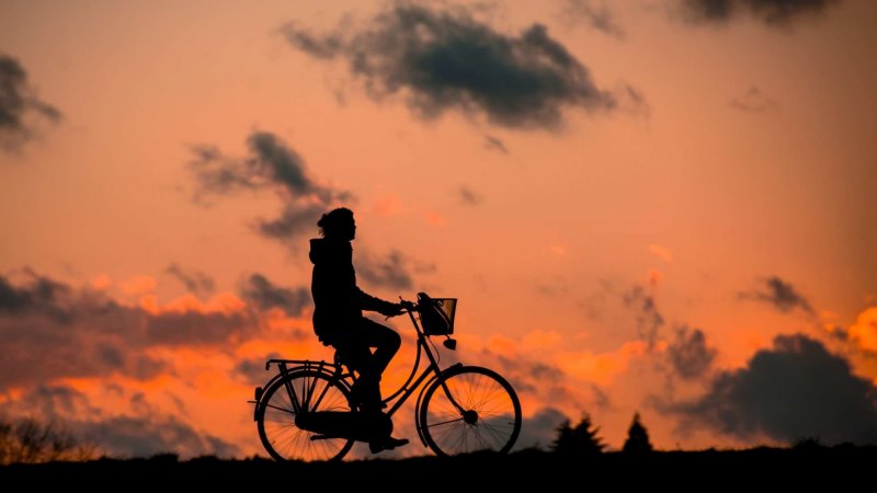 Fahrradtachos im Test Ein Fahrradfahrer im Dunkeln