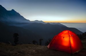 Campen in den Bergen mit einem Wurfzelt