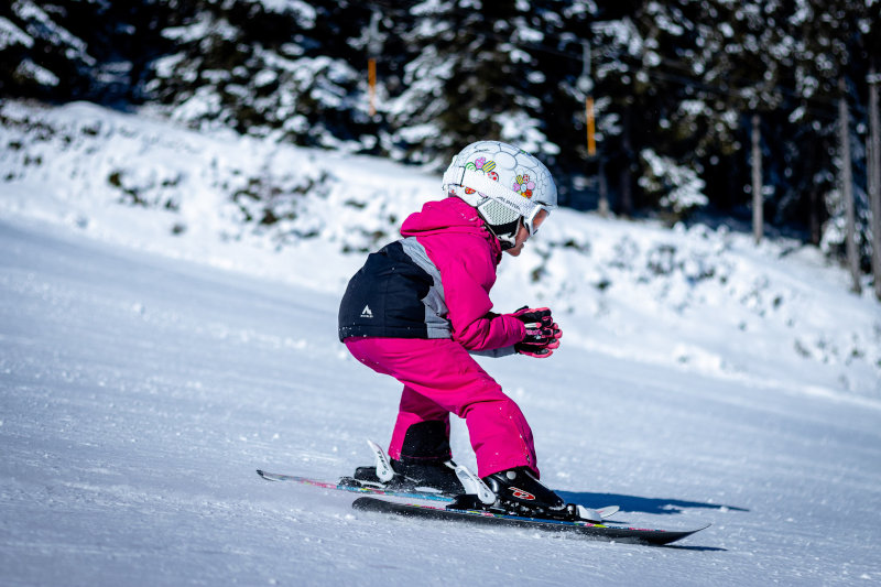 Kind mit Kinder Skihelm