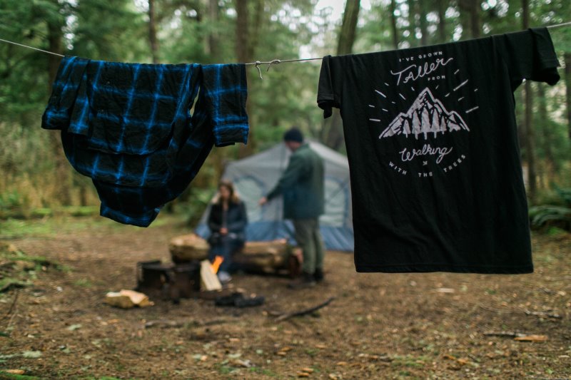 Von Camping-Waschmaschine gewaschene Wäsche auf Leine vor Zelt